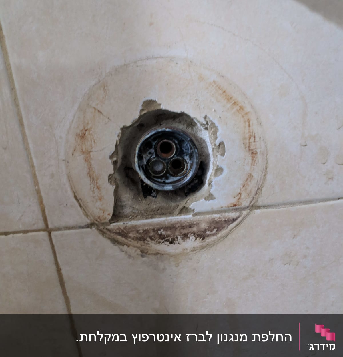 חיבור צנרת חשוף בקיר אריחים